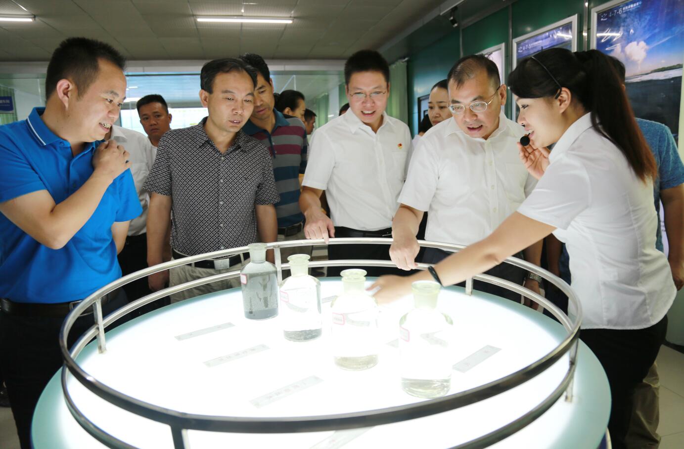 2016年9月，时任湖南省怀化市委常委、组织部部长，现任郴州市市委常委、组织部部长江波莅临宝威（中国）视察.JPG