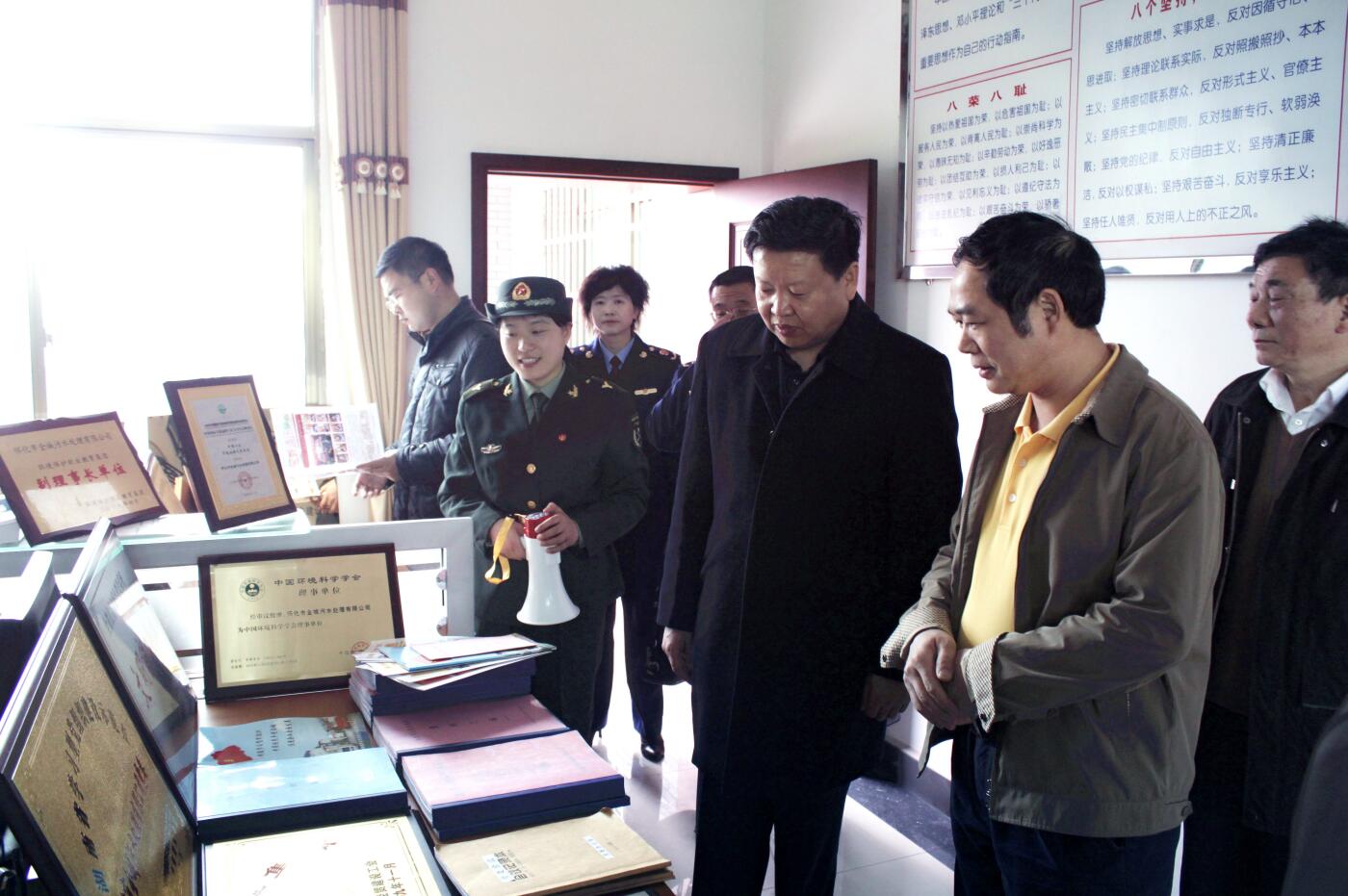 2011年3月，国家工商局总局个体司司长李玉家受中央组织部委托视察宝威（中国）党建工作.JPG