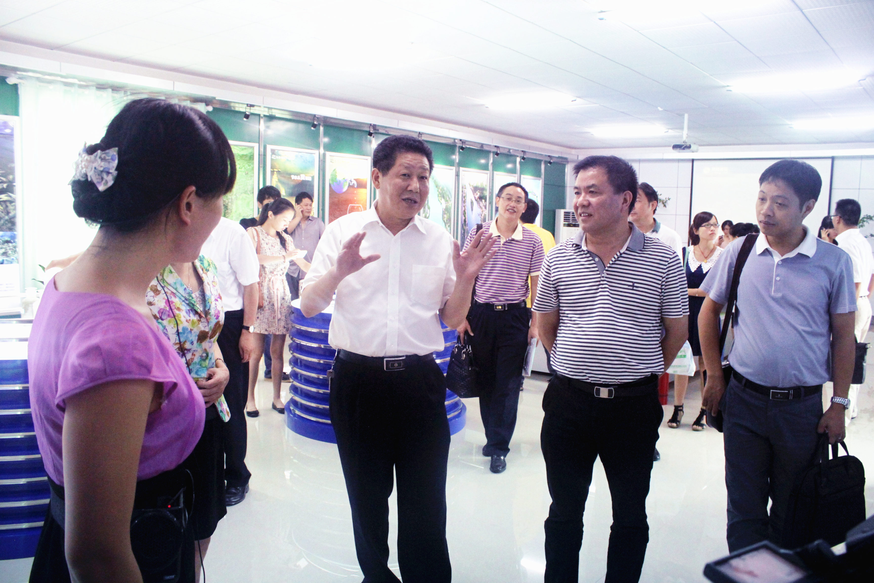 2012年8月，省委宣传部纪检组长肖君华在时任市委常委，宣传部部长钱德喜的带领下莅临宝威（中国）视察.JPG