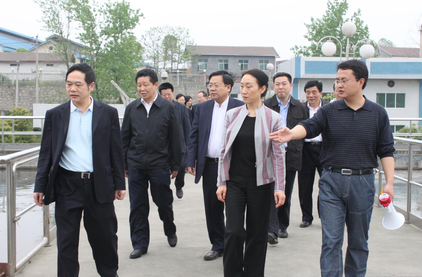 2011年4月，省政协主席，时任省委常委、统战部部长李薇薇来宝威（中国）视察.JPG