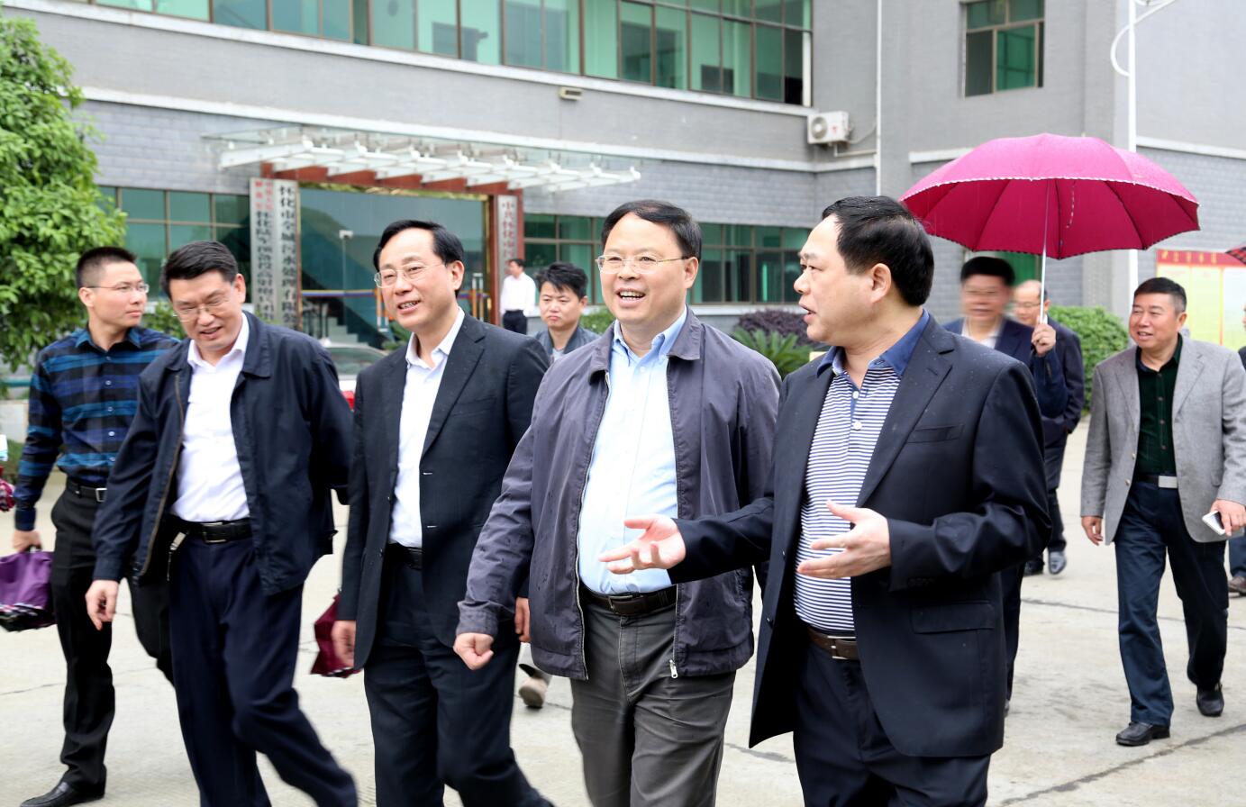 2015年4月，省委常委副省长张剑飞莅临宝威（中国）视察.JPG